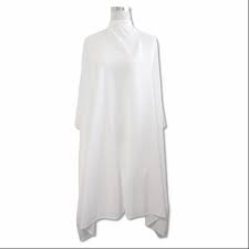 Penteador branco aperta com laço